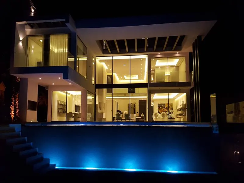 Villa totalmente iluminada